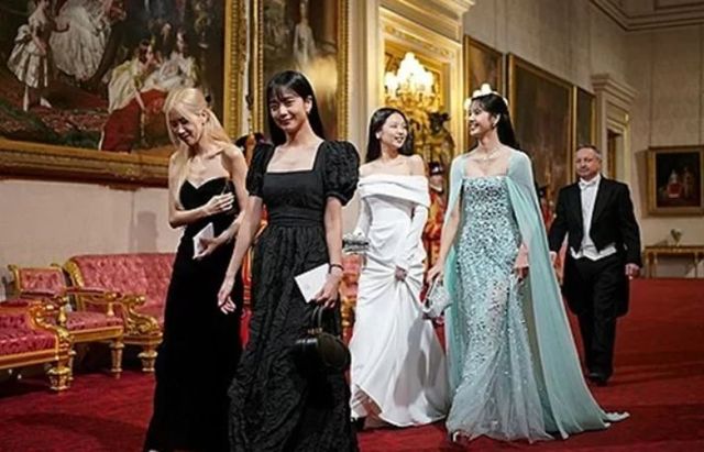 드레스 차림으로 모습을 드러낸 블랙핑크 멤버들 / 연합뉴스