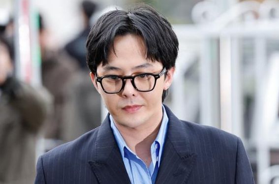 이선균 마약 파문 수사 과정에서 이름이 언급되면서, 마약 투약 의혹을 받게 된 지드래곤 / 조선일보