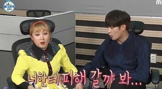 사진= 박나래와 성훈이 스튜디오에서 대화하는 모습/ MBC 라디오스타