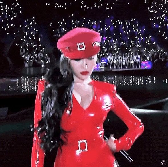 사진=음악 축제 콘서트 '2018 MAMA'에서 공연하는 가수 화사의 모습/온라인 커뮤니티