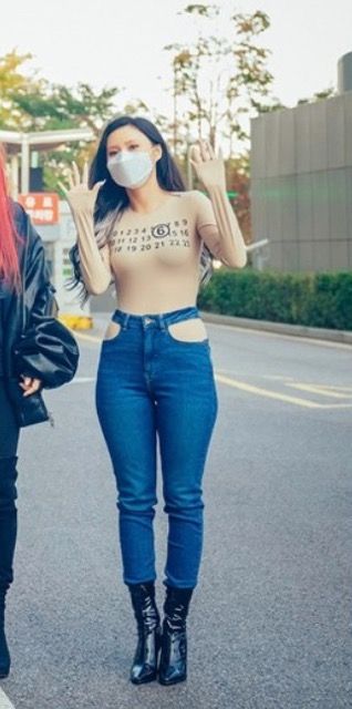 사진=가수 화사가 2020년 10월 17일 '환불원정대' 멤버들과 MBC 사옥에 출근하는 모습/YTN