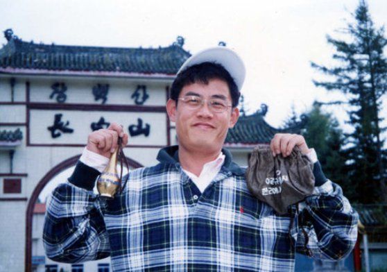 사진=1996년 '이경규가 간다' 추석 특집편 당시 이경규는 백두산을 찾아 한라산 백록담에서 퍼온 물과 흙을 천지에 뿌리며 통일을 기원하기도 했다/스포츠동아