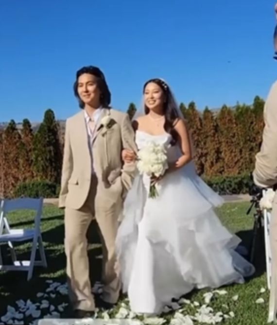 동생의 결혼식에 등장한 장발머리의 송민호 / SNS 캡쳐