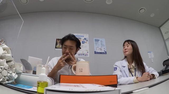 사진=금연의 날을 이야기하다가 '스트레스 받으면 더 담배 피게 된다'며 모션을 취하는 침착맨/유튜브