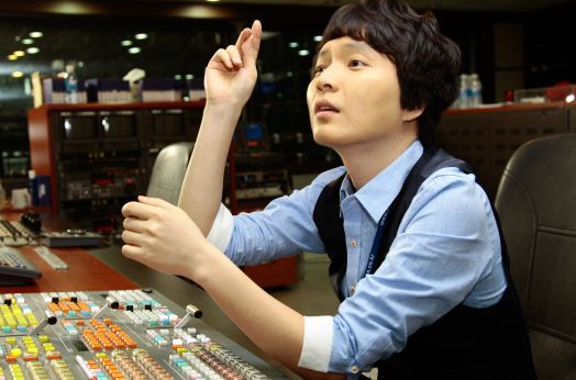 불법 도박장 출입 논란으로, 구설수에 오르게 된 신정환 / 경향신문