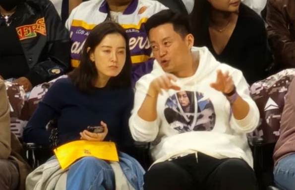 함께 NBA를 관람한 사실로 정유미와의 열애설에 휩싸였던 이서진 / 스포츠조선