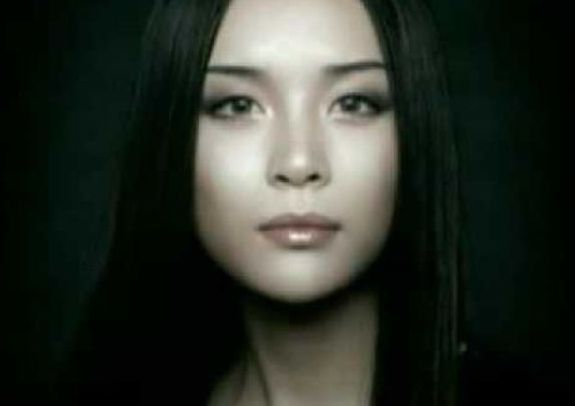 트랜스젠더 연예인으로서 큰 인기를 끌었던 하리수 / 유튜브