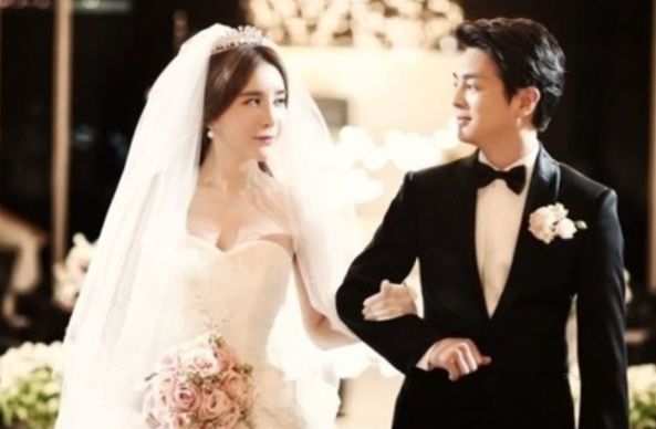 미키정과의 결혼 소식을 전하며, 많은 이들의 축하를 받았던 하리수 / 온라인 커뮤니티