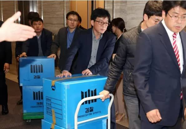 최순실 게이트와 관련해 검찰이 압수수색을 진행하는 모습 / 경향신문