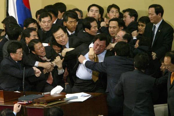 노무현 탄핵 가결을 앞두고 몸싸움을 벌이는 정치인 모습 / 국회