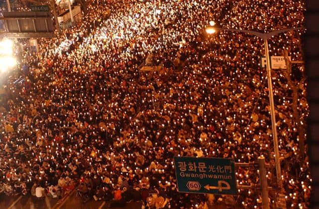 노무현 대통령 탄핵 무효를 주장하는 시민 촛불 집회 / 온라인커뮤니티