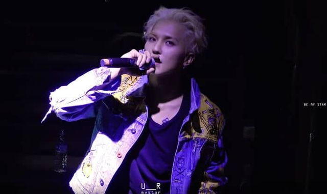 보이 그룹 WINNER 출신 송민호가 무대 위에서 공연을 하고 있는 모습