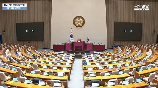 윤석열 대통령의 탄핵소추안이 보고되는 제418회 국회 제15차 본회의 현장 사진