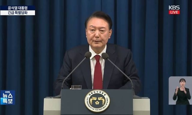 2024년 12월 3일 윤석열 대통령이 긴급 담화 브리핑을 통해 비상계엄령을 선포하는 모습