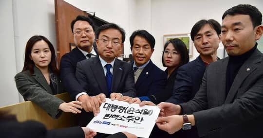 대한민국 제20대 대통령 윤석열의 탄핵소추안을 제출하는 야6당 단체사진