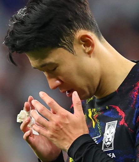 손가락에 붕대를 감은 채 경기에 임한 손흥민 / 노컷뉴스