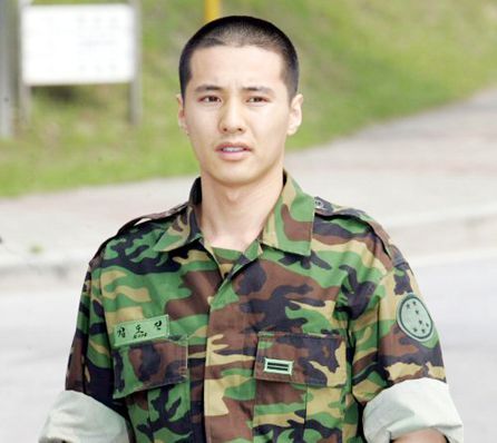 무릎 부상으로 결국 의병 제대를 하고 만 원빈 / KBS