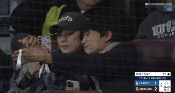 중계 카메라에 포착되면서 화제를 모은 이보영-지성 부부 / 쿠팡플레이