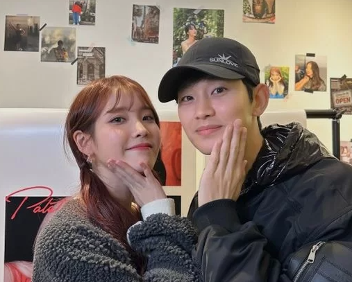 이번에도 어김없이 아이유의 콘서트에 참석한 김수현 / SNS