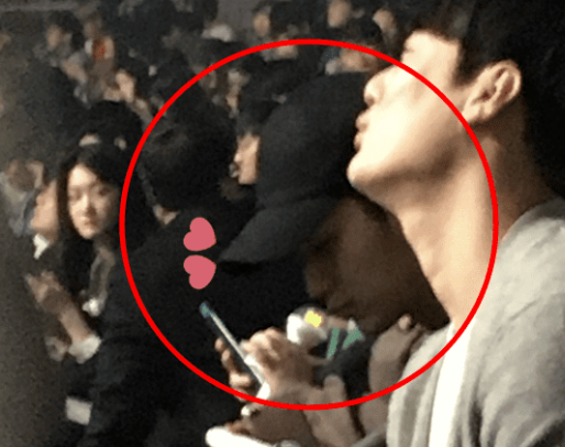 아이유의 콘서트에 매번 참석하며 우정을 과시하고 있는 김수현 / 온라인 커뮤니티