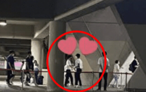 아이유의 콘서트에 참석하면서 열애설까지 돌았던 김수현 / 온라인 커뮤니티