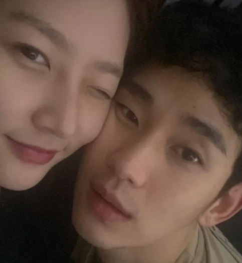 김새론과의 열애설에 휩싸인 김수현 / SNS