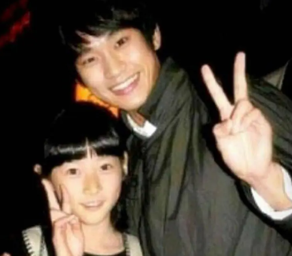 과거 같은 소속사에서 한솥밥을 먹었던 김새론과 김수현 / 온라인 커뮤니티