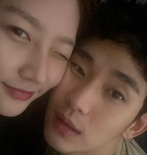 김수현과의 사진을 SNS에 게재한 사실로 구설수에 오른 김새론 / SNS