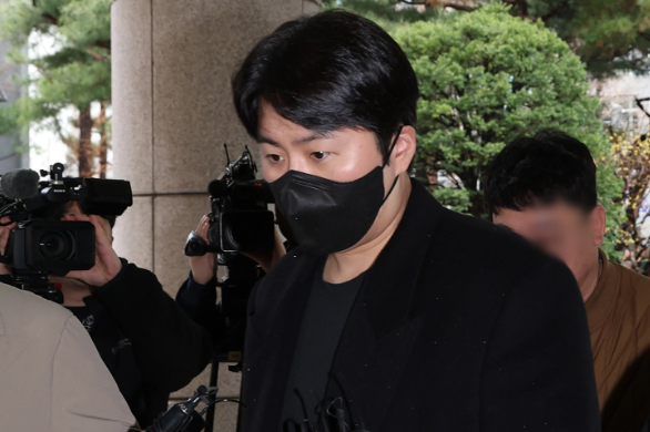 선고 이후 황급히 자리를 떠난 이루 / YTN