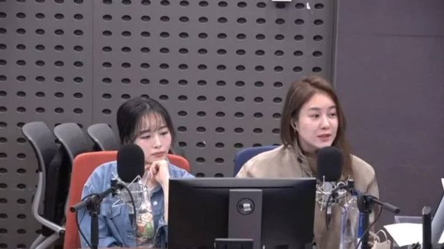 라디오 방송에 출연한 옥주현과 이지혜 모습