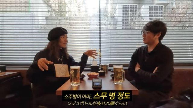 성시경과 크리스탈 케이가 인터뷰 하는 장면