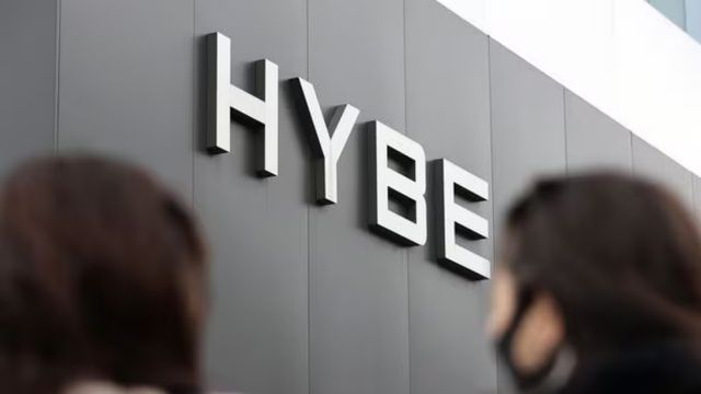 어도어 모회사 하이브 로고와 직원들 사진