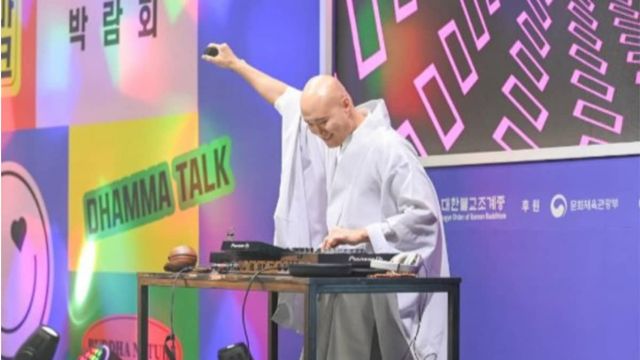 개그맨 윤성호 뉴진스님 축제 공연 장면