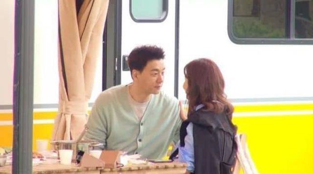 배우 김승수와 양정하가 서로를 바라보는 모습