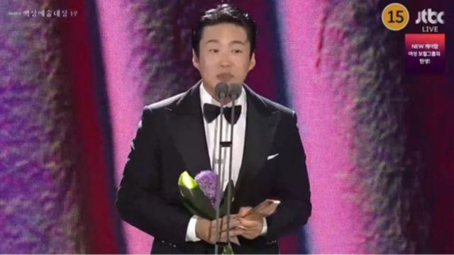 백상예술대상에서 조연상을 수상한 안재홍 사진