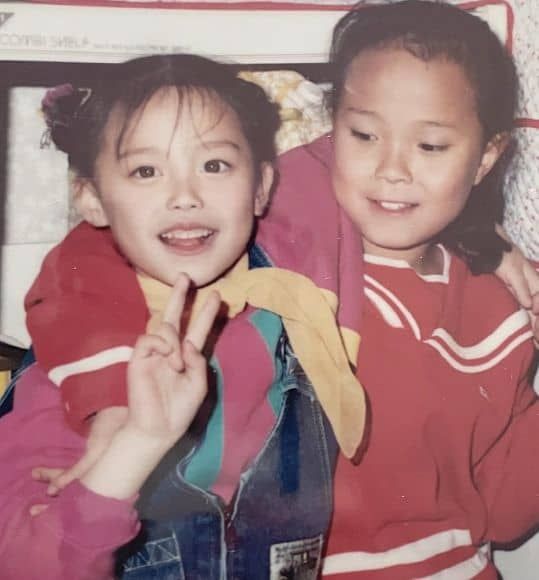 안재현의 전부인 구혜선이 자신의 인스타그램에 공개한 유년시절 언니와 함께 찍은 사진