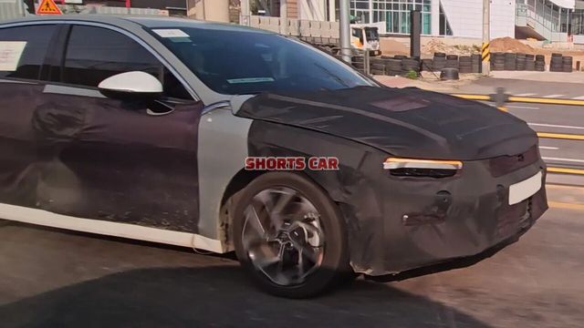 ▲기아 K5 페이스리프트 위장막 모델(사진=유튜브 '숏카')