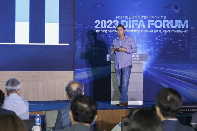 ▲19일 열린 GM 특별세션에서 플랫폼 이노베이터 GM의 기술 리더십을 소개하는 브라이언 맥머레이 GM 한국연구개발법인 사장(사진=GM)