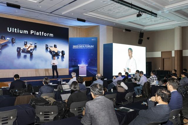 ▲19일 열린&nbsp;GM&nbsp;특별세션에서&nbsp;GM의 전-전동화 미래 달성의 핵심 플랫폼인 얼티엄 아키텍처를 소개하는 유영우&nbsp;GM&nbsp;한국연구개발법인 상무(사진=GM)