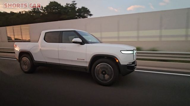 ▲국내 도로에서 포착된 리비안 R1T(사진=유튜브 '숏카')