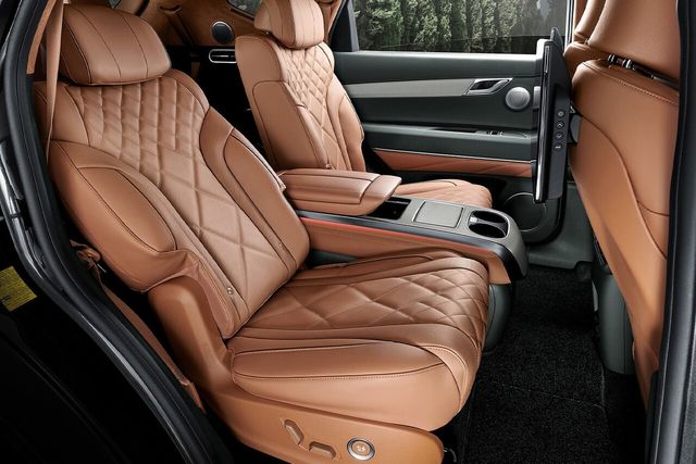 ▲논란 이후 GV80 2열 사진은 컨트롤러가 빠진 이미지로 수정됐다(사진=제네시스)