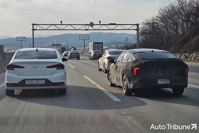 ▲동일 차급인 아반떼와 신형 K4가 나란히 주행 중이다(사진=양봉수 기자)