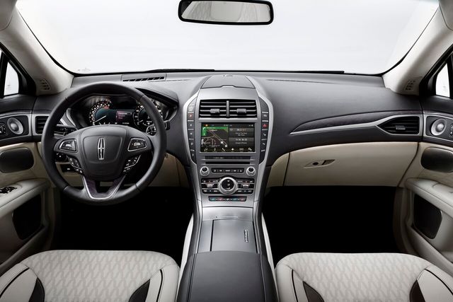 ▲링컨 MKZ 하이브리드 실내(사진=링컨)