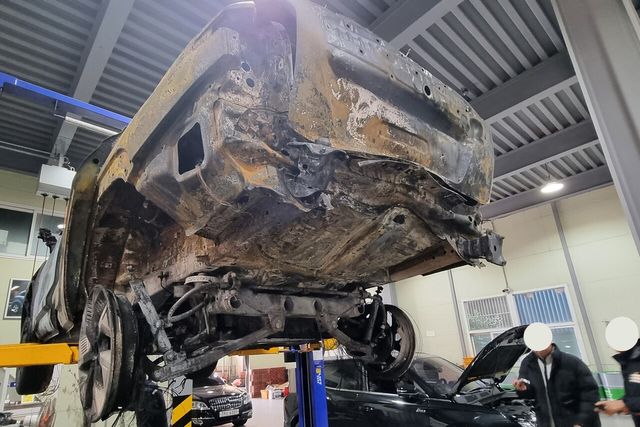 ▲전소된 토레스 EVX가 배터리 확인을 위해 서비스센터에 입고됐다(사진=KG모빌리티)