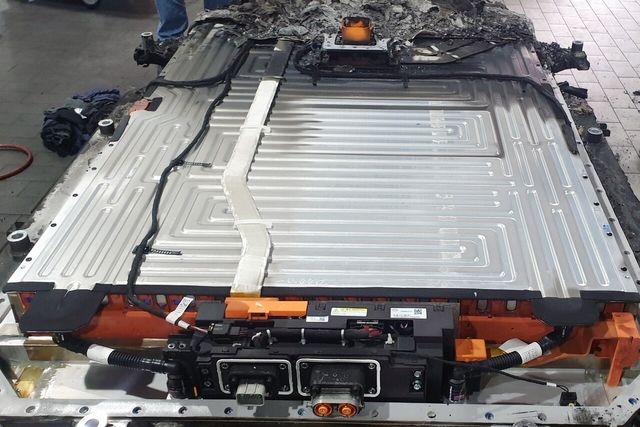 ▲차량이 전소되는 사고에도 화재나 폭발 흔적이 없는 LFP 블레이드 배터리(사진=KG모빌리티)