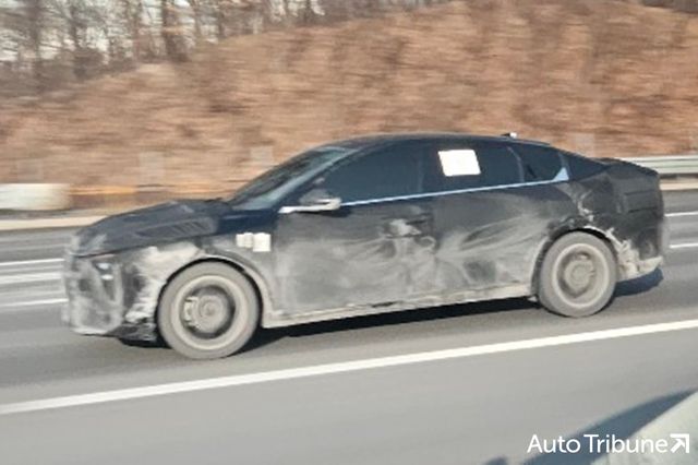 ▲동일 차급인 아반떼와 신형 K4가 나란히 주행 중이다(사진=양봉수 기자)