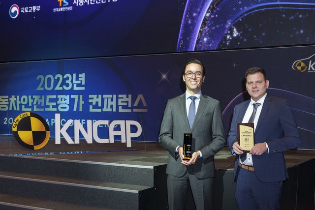 ▲2023년 자동차안전도평가 컨퍼런스에 참석한 (좌)도미닉 슈스터 BMW 총괄 부사장(사진=BMW 코리아)