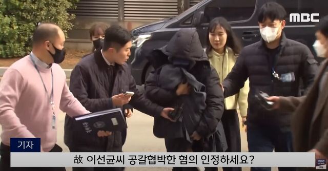 ▲아이를 안고 나타난 A씨 (사진=MBC 뉴스)