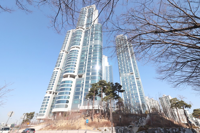 ▲트리마제 아파트 (사진=네이버 부동산)