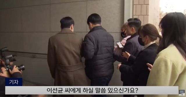 ▲아이를 안고 나타난 A씨 (사진=MBC 뉴스)